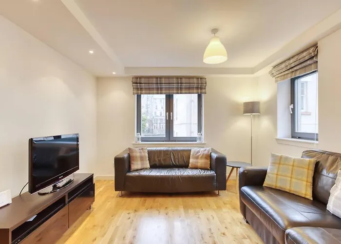 *Amazing Location!*In Heart Of The City. 2Br & Cot